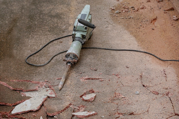 Perceuse à mortier sur sol en béton fissuré