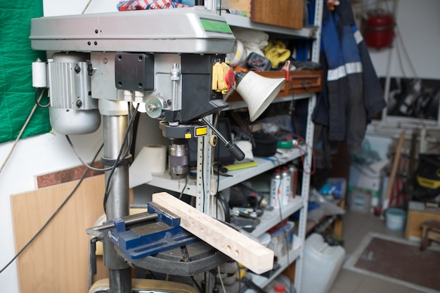 Perceuse avec visée laser dans l'atelier