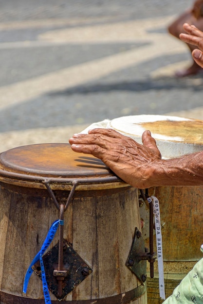 Photo percussionniste jouant de l'atabaque lors d'une manifestation afro-brésilienne à pelourinho sur salvador bahia