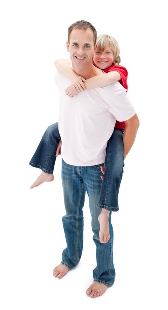 Père affectueux donnant son fils piggyback ride