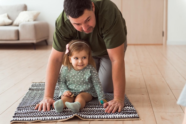 Père affectueux jouant la fille mignonne