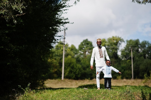 Père africain avec son fils en vêtements traditionnels au parc