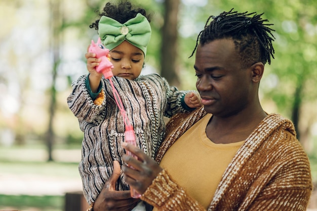 Photo un père afro-américain passe du temps avec sa fille dans le parc