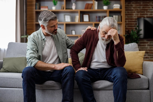 Un père âgé se plaint de la vie à un fils adulte qui l'aide à calmer l'aube Une famille de deux générations a une conversation en partageant des nouvelles en passant du temps ensemble Comprendre les soins et le soutien