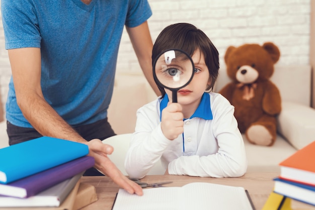 Père aide son fils à faire ses devoirs.