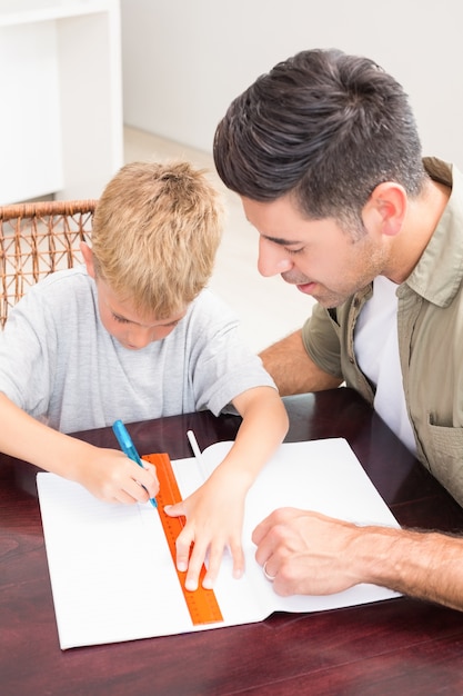 Père, aider, fils, à, devoirs, à, table