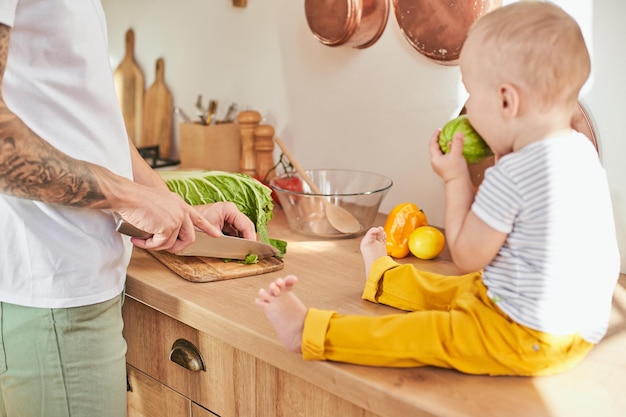 Un père aimant cuisine avec son fils dans la cuisine à la maison