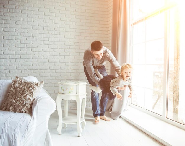 père aimant joue avec sa petite fille