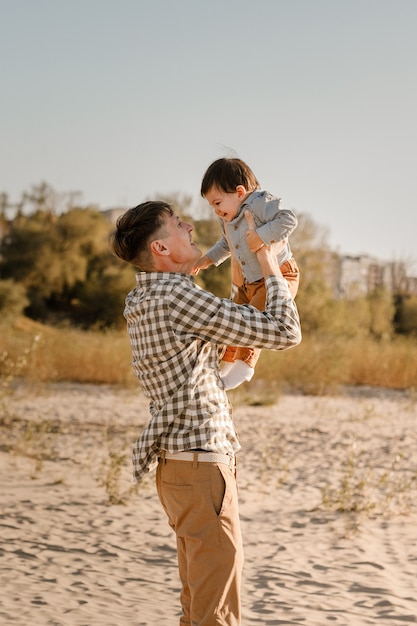 Père aimant et son fils jouant à l'extérieur