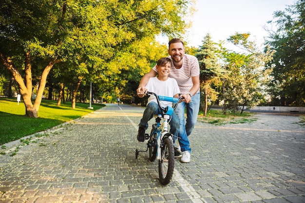 Père aimant et son fils s'amusant ensemble