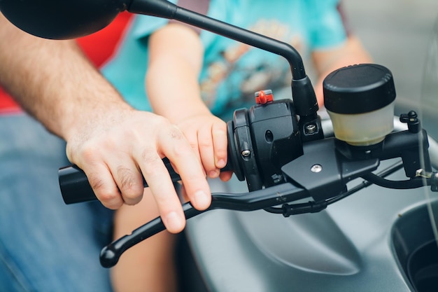 Père apprend à son fils à faire de la moto