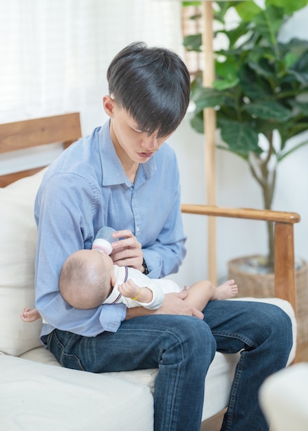 Père asiatique nourrir le bébé