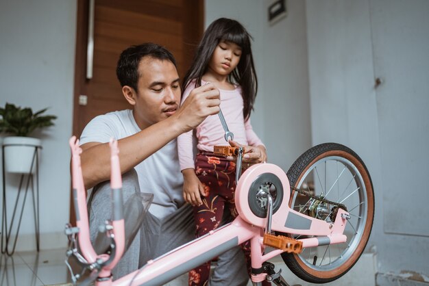 Père attachant une pédale de vélo avec sa fille