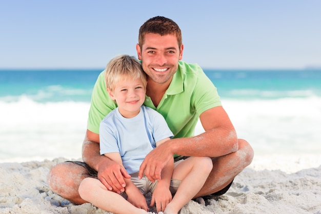 Père attentif avec son fils à la plage