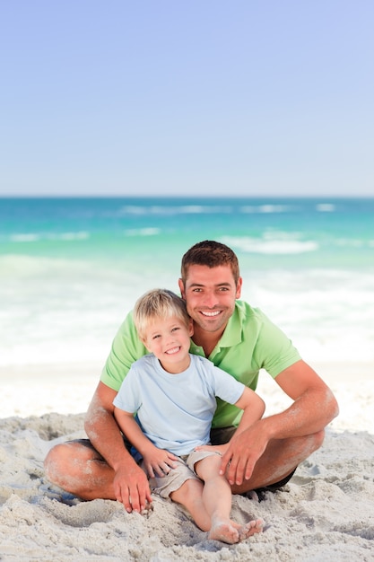 Père attentif avec son fils à la plage