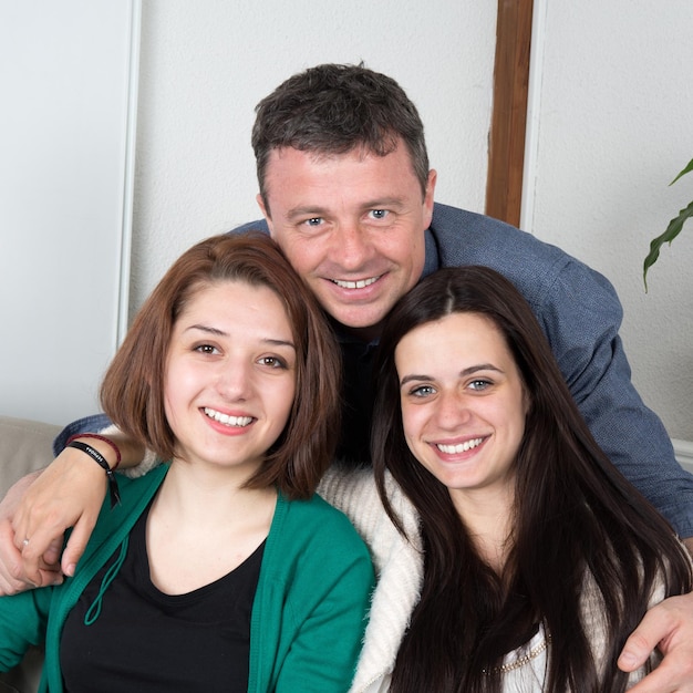 Un père attentionné heureux et ses deux jolies filles