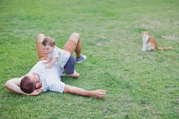 Père et bébé allongé sur l'herbe