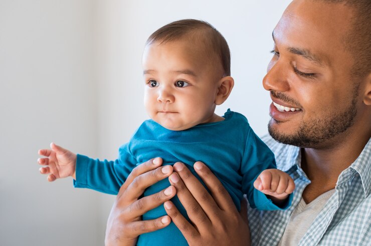 Père avec bébé mignon