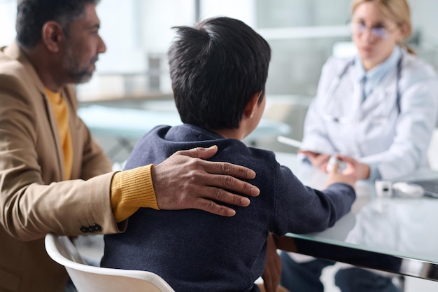 Un père bienveillant qui soutient son fils à la clinique