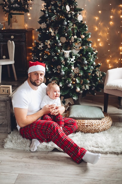 Père en bonnet de noel avec sa fille