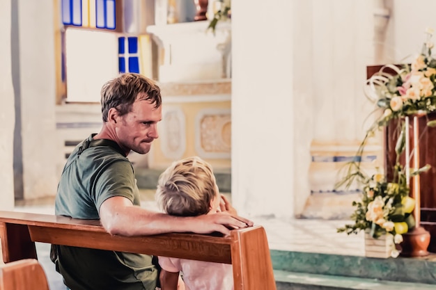 Un père chrétien raconte à son fils des histoires bibliques sur Jésus assis dans