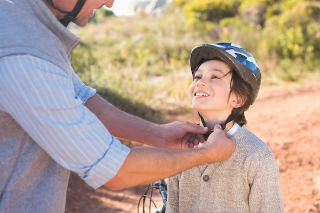 Père coupant sur le casque des fils