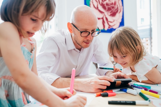 Père de deux filles à l'école à domicile à l'intérieur