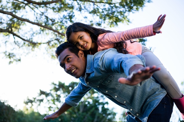 Père donnant ferroutage à sa fille