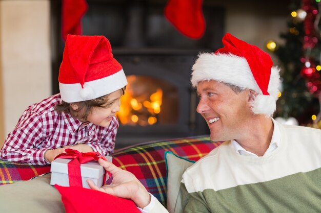 Père donnant à son fils un cadeau de Noël