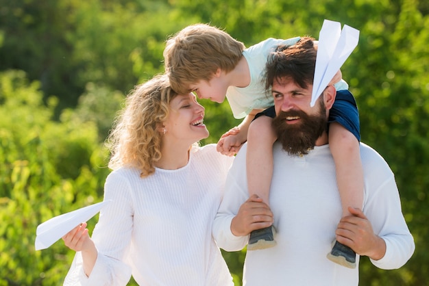 Père donnant son fils à dos dans le parc