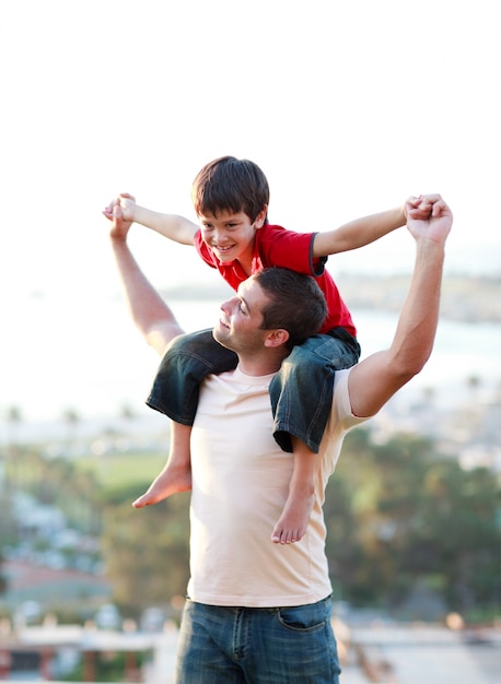 Père donnant son fils ferroutage