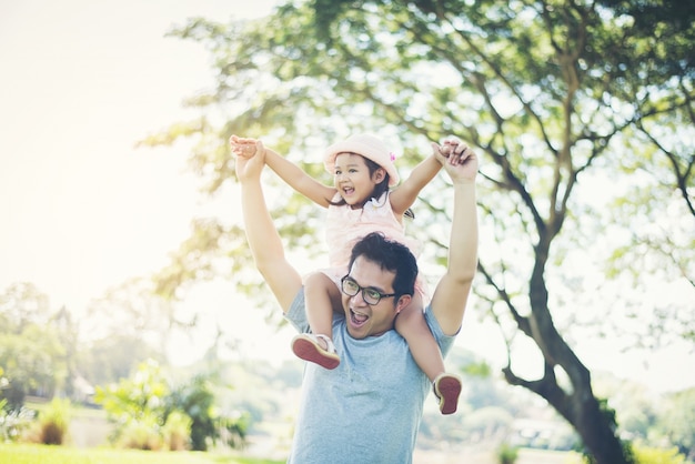 Père donne à sa fille ferroutage, famille de temps heureux.