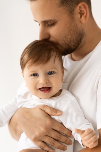 Père embrassant adorable bébé