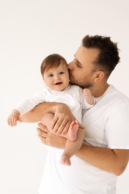 Père embrassant adorable bébé