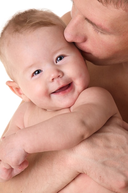 Père embrassant bébé souriant