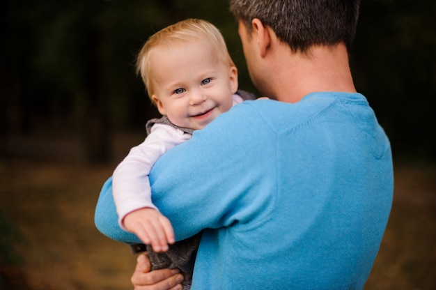 Père embrassant une jolie et souriante petite fille