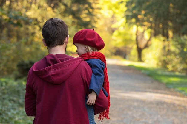 Père embrasse sa fille le jour de l'automne Vue arrière de l'espace de copie