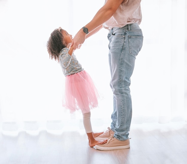 Père enfant et danse en tutu de ballet pour s'amuser et s'exprimer artistiquement avec amour et soin dans l'enfance Danseur dansant et homme avec sa fille s'amusant dans la maison familiale en étant ludique