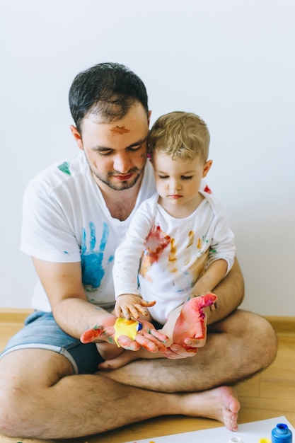 Père et enfant jouant avec des couleurs de peinture