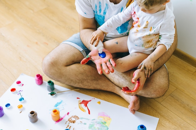 Père et enfant jouant avec des couleurs de peinture