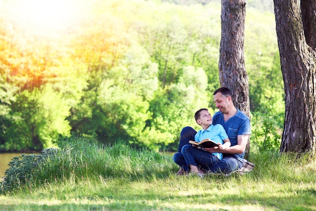 Père et enfant lisant la bible