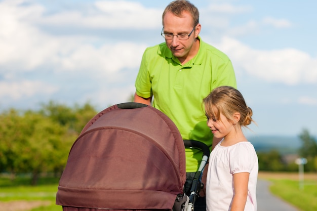 Père Avec Enfant Et Poussette