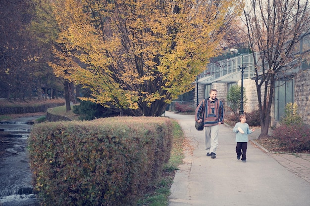 père et enfant s'amusant ensemble dans l'aire de jeux du parc concept de famille heureuse