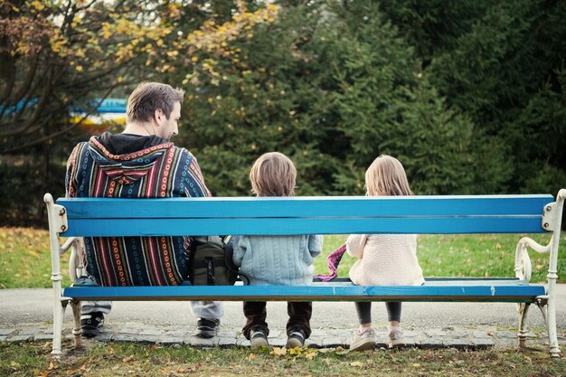 père et enfant s'amusant ensemble dans l'aire de jeux du parc concept de famille heureuse