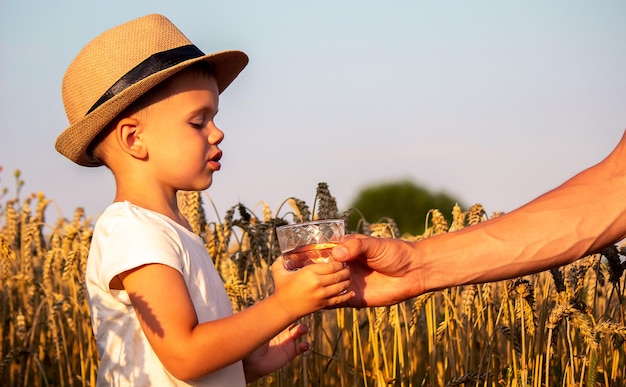 Père et enfant avec un verre d'eau Selective focus Kid