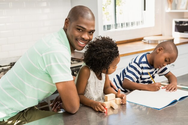 Père avec des enfants dans la cuisine