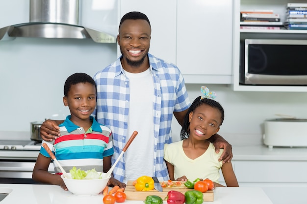 Père enfants, debout, dans, cuisine, chez soi