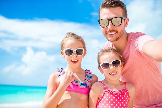 Père et enfants profitant des vacances d'été à la plage