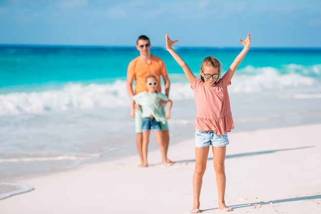 Père et enfants profitant des vacances d'été à la plage