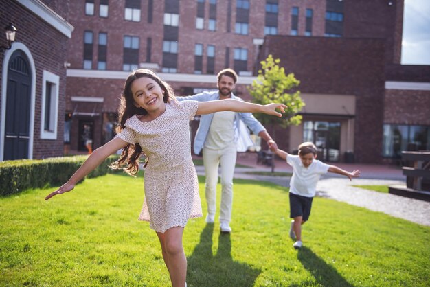 Photo un père avec des enfants.